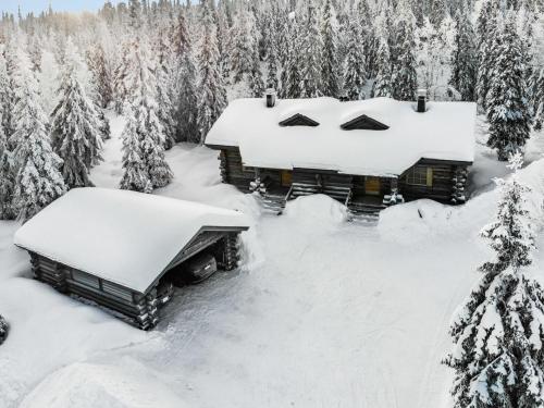 ルカにあるHoliday Home Kuruhovi a by Interhomeの雪上の小屋風景