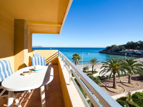 balkon ze stołem i krzesłami oraz widokiem na plażę w obiekcie Apartment Voramar-5 by Interhome w mieście Calpe