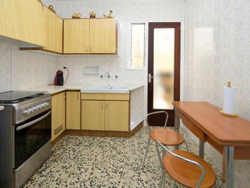 Kuchyňa alebo kuchynka v ubytovaní Apartment Costa Playa by Interhome