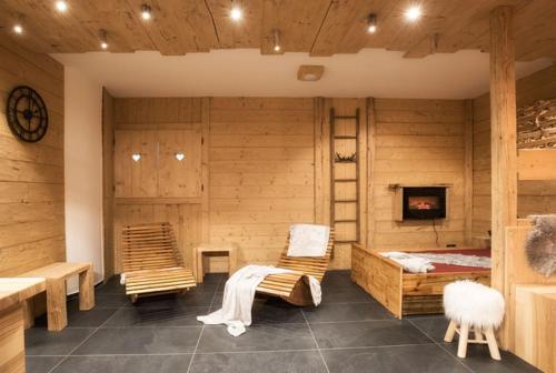 een kamer met houten wanden en een kamer met 2 bedden bij Hotel & Restaurant Zum Hirsch in Römhild