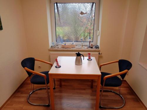 a room with a table and chairs and a window at Gästehaus Schiemann in Teterow