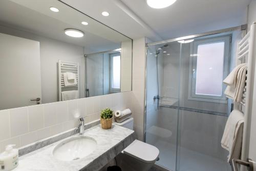 a bathroom with a sink and a glass shower at Royalty, vivienda turística in Nájera
