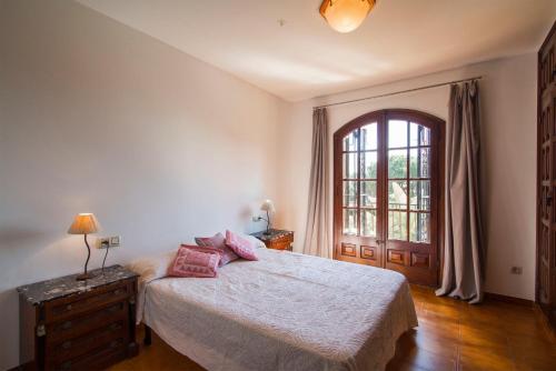 a bedroom with a bed with pink pillows on it at Club Villamar - Cantonada in Sant Antoni de Calonge