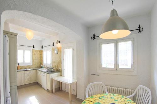 - une cuisine avec une table et des chaises dans la chambre dans l'établissement Club Villamar - Citron, à Calonge