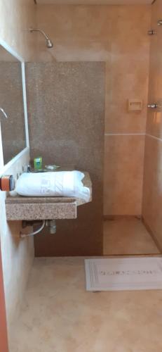 uma casa de banho com um lavatório e um espelho em Hotel Verlaine adult only no Rio de Janeiro