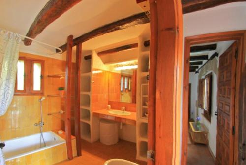 ein Badezimmer mit einer Badewanne, einem Waschbecken und einer Badewanne in der Unterkunft Club Villamar - Descanso in Platja  d'Aro