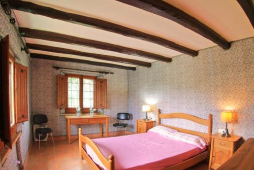 Schlafzimmer mit einem Bett, einem Schreibtisch und einem Fenster in der Unterkunft Club Villamar - Descanso in Platja  d'Aro