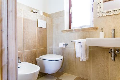 a bathroom with a toilet and a sink at Villa Narducci in Montalbano