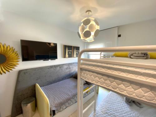 Krevet ili kreveti na kat u jedinici u objektu BIOKO DE LUX - Cabo Roig