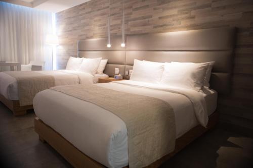 a hotel room with two beds with white pillows at Oro Verde Manta in Manta