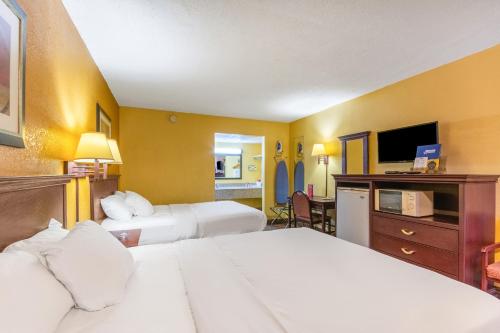 ein Hotelzimmer mit 2 Betten und einem Flachbild-TV in der Unterkunft Americas Best Value Inn of Elk City in Elk City