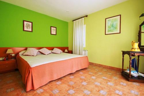 um quarto com paredes verdes e uma cama grande em Club Villamar - Lucerna em Sant Antoni de Calonge