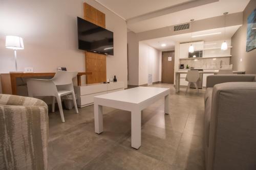 a living room with a white table and a kitchen at Oro Verde Manta in Manta