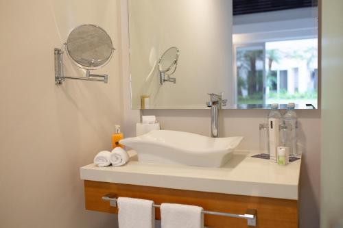 a bathroom with a sink and a mirror at Oro Verde Manta in Manta