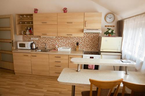 
A kitchen or kitchenette at Apartment Abricos
