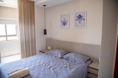 1 dormitorio con 1 cama y 2 cuadros en la pared en Flat no melhor de Boa Viagem, Vista para o mar, Andar Alto, en Recife