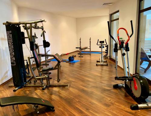 un gimnasio con varios equipos de ejercicio en una habitación en Beach Apartment, en Obzor