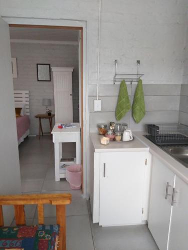 Una cocina o zona de cocina en The Cove