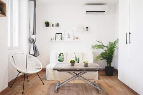 - un salon blanc avec une table et une chaise dans l'établissement GregBnb-com - T2 Design - CLIMATISÉ - WiFi Fibre, à Toulon