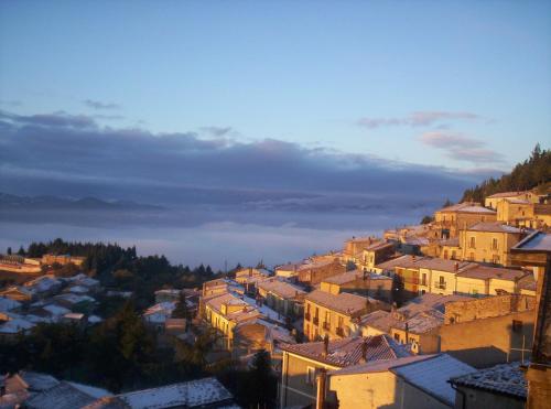 un grupo de edificios en una colina en una ciudad en Bed & Breakfast La dodicesima Notte, en Viggiano
