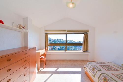 1 dormitorio con cama y ventana en Club Villamar - Serra Brava, en Lloret de Mar