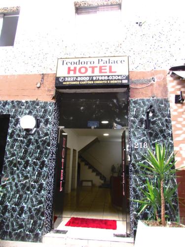 a hotel entrance with a sign for a hotel at Teodoro Palace Hotel a 5 minutos do Brás e Bom Retiro in Sao Paulo