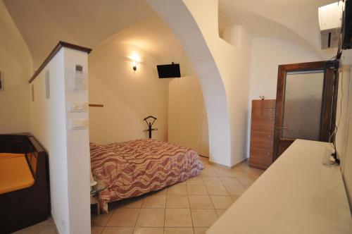 سرير أو أسرّة في غرفة في Cà di Nevi