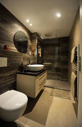 une salle de bain avec toilettes, lavabo et douche dans l'établissement le panoramer, à Cannes