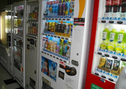 een automaat gevuld met veel drankjes bij Okadaya Bayside / Vacation STAY 72738 in Toyohashi
