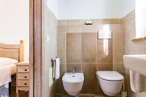 a bathroom with a toilet and a sink at Villa Narducci in Montalbano