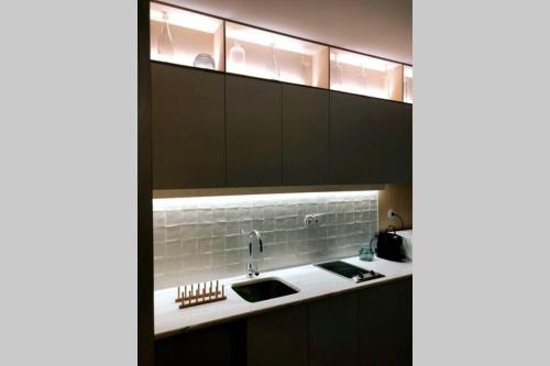 een keuken met een wastafel en een spiegel bij Porto-Braga Country side - private swimming pool in Alvarelhos