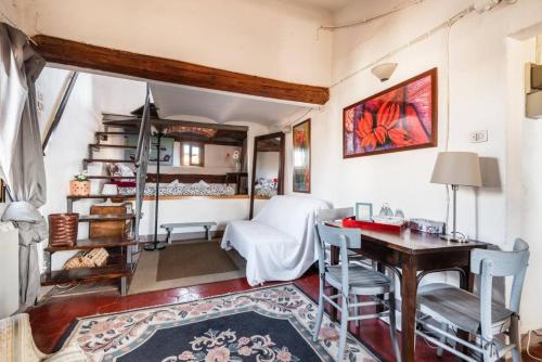 1 dormitorio y sala de estar con escritorio. en Romantico attichino con terrazzo vista Duomo !!, en Florencia