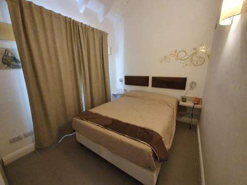 Un dormitorio pequeño con una cama y una ventana. en Horizonte Piedrabuena, en San Martín de los Andes