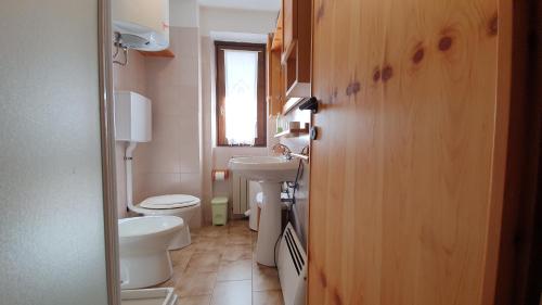 a small bathroom with a toilet and a sink at Appartamento a 200 Metri dalle Piste da Sci in Santa Caterina Valfurva