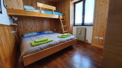 a bedroom with two bunk beds with green pillows at Appartamento a 200 Metri dalle Piste da Sci in Santa Caterina Valfurva