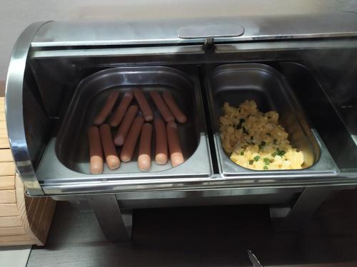 Dworska Elektrownia في كونييجن كوجله: اثنين من صواني الكلاب الساخنة والأرز في فرن محمصة