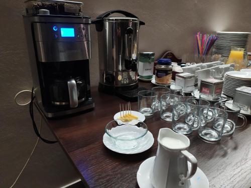 Dworska Elektrownia في كونييجن كوجله: كونتر عليه الة صنع القهوة والاكواب