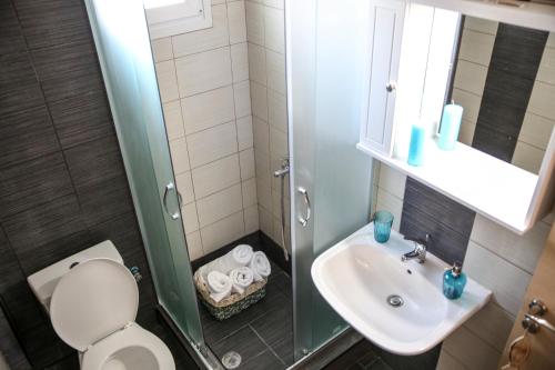 Ванна кімната в Green Apartment in Leptokaria