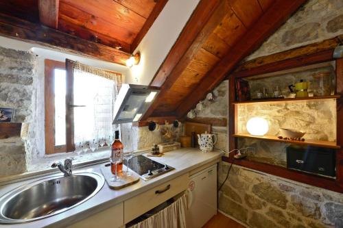 Kuchyň nebo kuchyňský kout v ubytování Apartments Salvezani