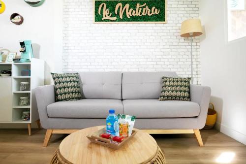 un salon avec un canapé et une table dans l'établissement Appart'Confort - Le Natura, à Saint-Brieuc