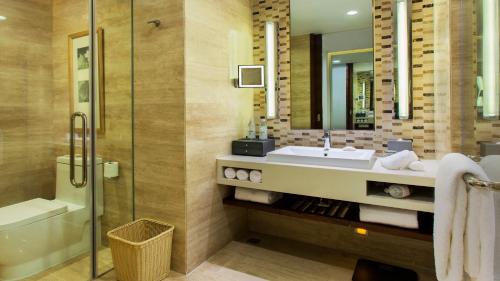 Kamar mandi di Holiday Inn Chengdu Xindu, an IHG Hotel