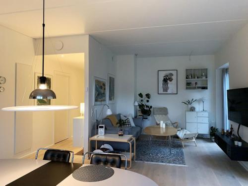een woonkamer met een bank en een tafel bij ApartmentInCopenhagen Apartment 1440 in Kopenhagen