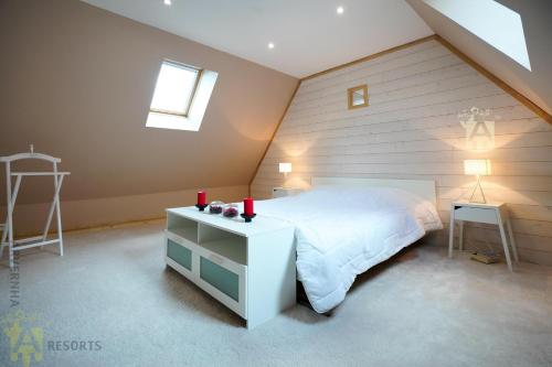 1 dormitorio con 1 cama blanca y vestidor blanco en Villa Ballat's Dine, en Murol