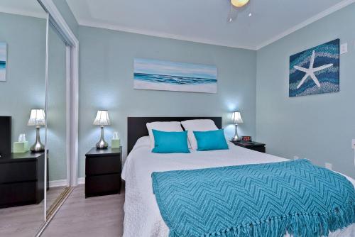 - une chambre bleue avec un grand lit et des oreillers bleus dans l'établissement Casa Del Mar - Waterfront - WIFI - Heated Pool, à Tampa