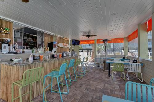a restaurant with a bar with green chairs at 412-AMAZING Views, Waterfront, WIFI, Pool, Close to BUCS Stadium in Tampa