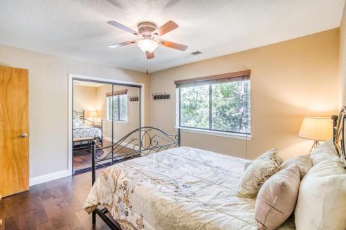 1 dormitorio con 1 cama y ventilador de techo en Aspen Vista, en Shaver Lake