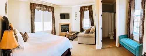 um quarto com uma cama e uma sala de estar em La Bastide Bed and Breakfast em Dundee