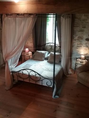 En eller flere senge i et værelse på Gite de 6 à 14 pers avec Piscine-Jacuzzi- Salle des fêtes
