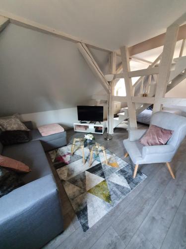 - un salon avec un canapé et une table dans l'établissement CHIC & COSY, à Haguenau