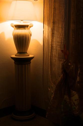 a white lamp sitting next to a curtain at B&B Villa al Lago in Farra dʼAlpago